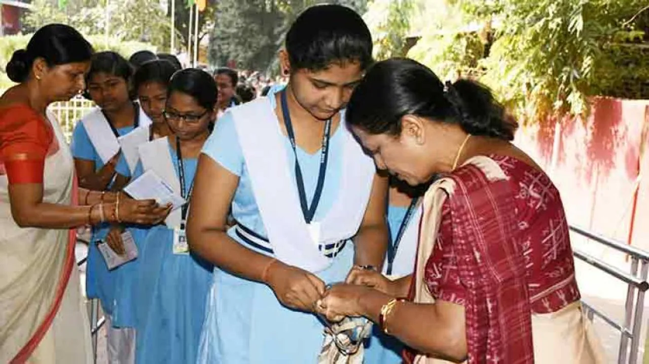 ପରୀକ୍ଷା କେନ୍ଦ୍ରକୁ ମୋବାଇଲ୍‌ ନେଇ ଯାଇପାରିବେନି ଶିକ୍ଷକ