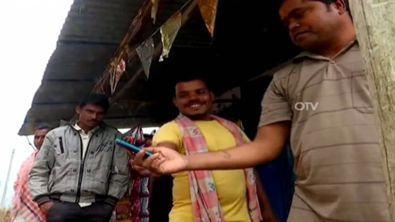 ଗୋଟିଏ ଫୋନ , କଥା ହେଉଛନ୍ତି ପୁରା ଗାଁ