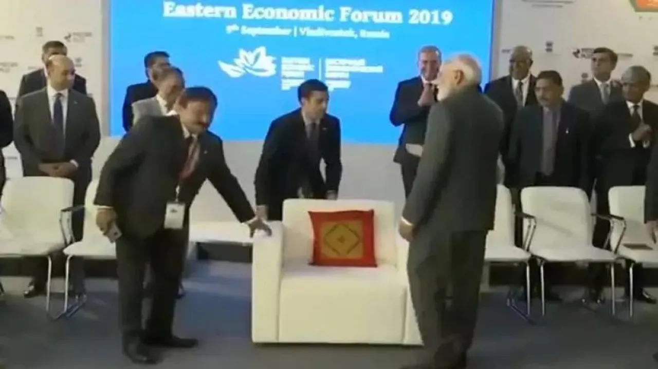 ହୃଦୟ ଜିତିଲେ ମୋଦି, ସୋଫା ବଦଳରେ ଚେୟାରରେ ବସିଲେ