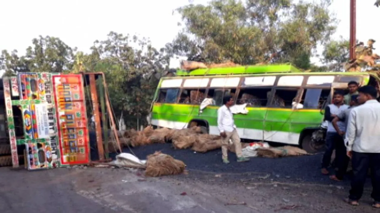 ବସ୍-ଟ୍ରକ ମୁହାଁମୁହିଁ ଧକ୍କା; ୧୫ ଅାହତ, ୩ ଗୁରୁତର