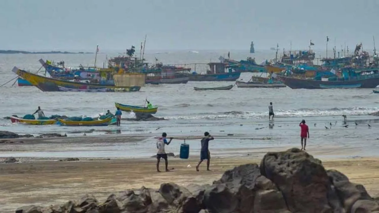 ବାତ୍ୟାର ରୂପ ନେଲା ନିସର୍ଗ, କାଲି ରାତିରେ ଲ୍ୟାଣ୍ଡଫଲ୍!