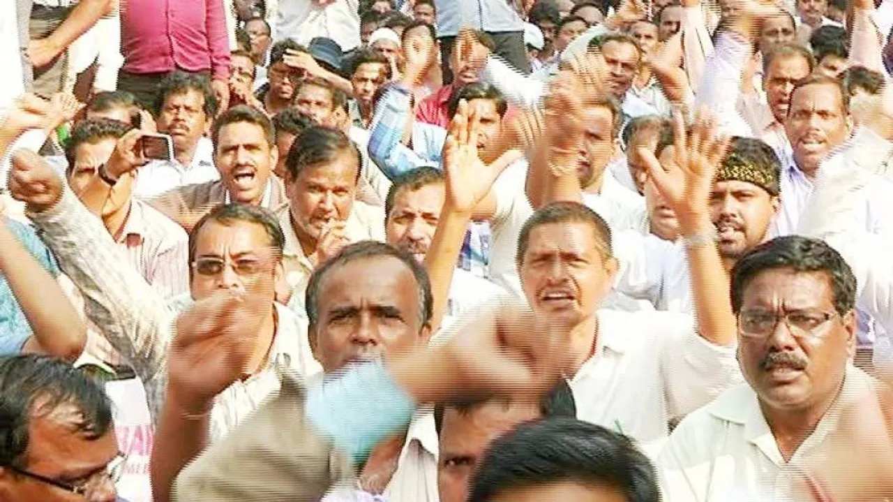 ଖାତା ଦେଖୁନଥିବା ଶିକ୍ଷକଙ୍କୁ ନିଲମ୍ବନ ପାଇଁ ନିର୍ଦ୍ଦେଶ