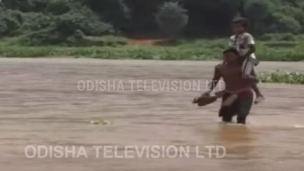 ରାୟଗଡ଼ା ନାଗାବଳୀ ନଦୀ ଉପରେ ସରୁନି ବ୍ରିଜ୍ ନିର୍ମାଣ କାମ: ପାଣିରେ ପଶି ବିପଦପୂର୍ଣ୍ଣ ଭାବେ ଯାତାୟତ କରୁଛନ୍ତି ଲୋକେ