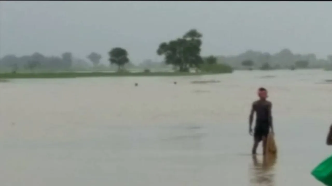 ରାସ୍ତା ପାର ହେଉଥିବା ବେଳେ ପାଣି ସ୍ରୋତରେ ଭାସି ଗଲେ ବୃଦ୍ଧା