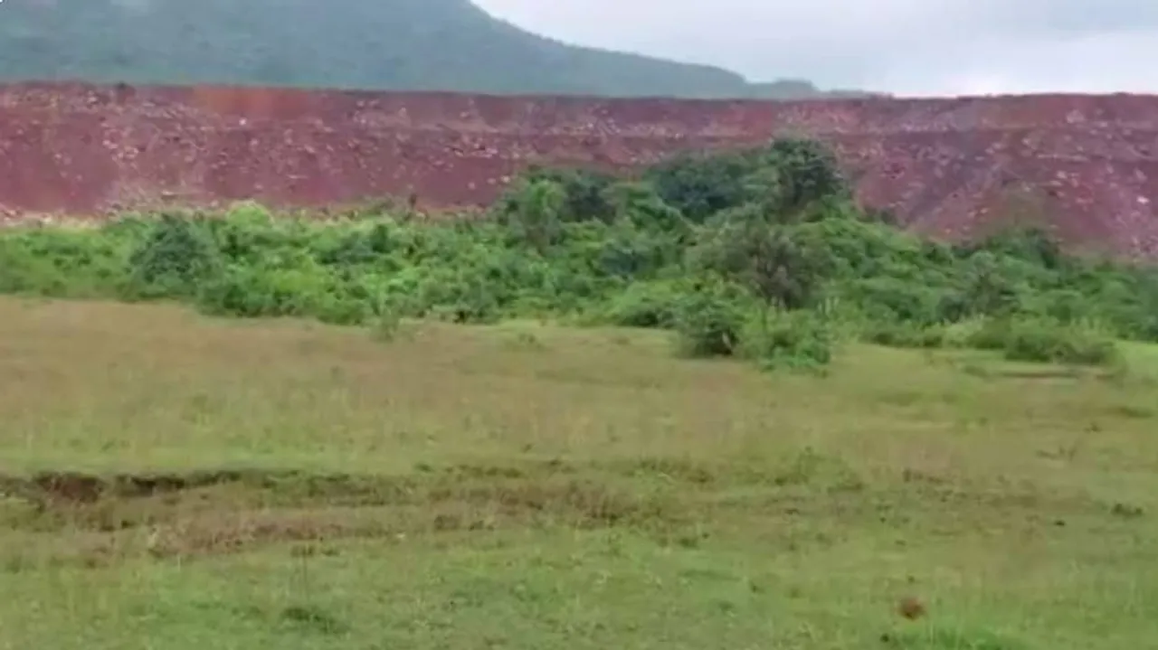 ଦାଦାଗିରି କରୁଛି OMC: ଜୋର ଜବରଦସ୍ତ ଆଦିବାସୀଙ୍କ ଜମି ଛଡ଼ାଇ ନେଇ କଲା ଡମ୍ପିଂୟାର୍ଡ