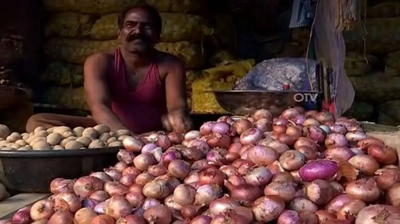 ପିଆଜ ପାଇଁ ପଇସା ନାହିଁ : ରୋଷେଇ ଘର ପରେ ଏବେ ଭୋଜିରୁ ବି ଉଭାନ