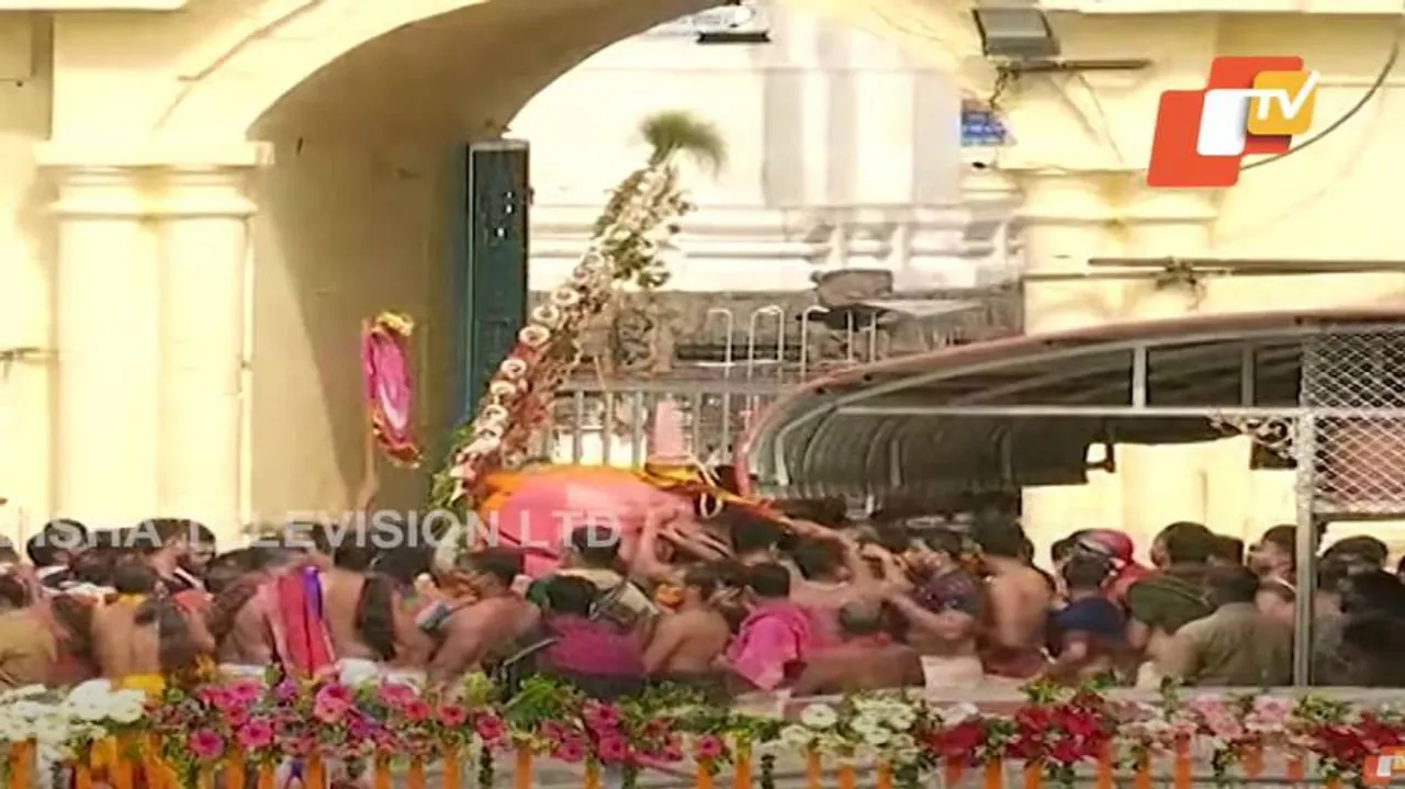 ରଥଯାତ୍ରା 2020: ରଥ ଉପରେ ତିନି ଠାକୁର..ଅପେକ୍ଷା ଗଜପତିଙ୍କୁ...