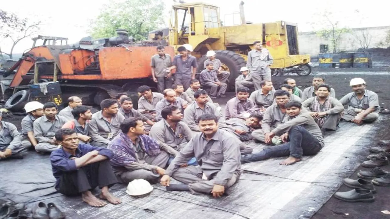 ପାରାଦୀପ ବନ୍ଦର ନିଷିଦ୍ଧାଞ୍ଚଳରେ ଶ୍ରମିକ ଆନ୍ଦୋଳନ