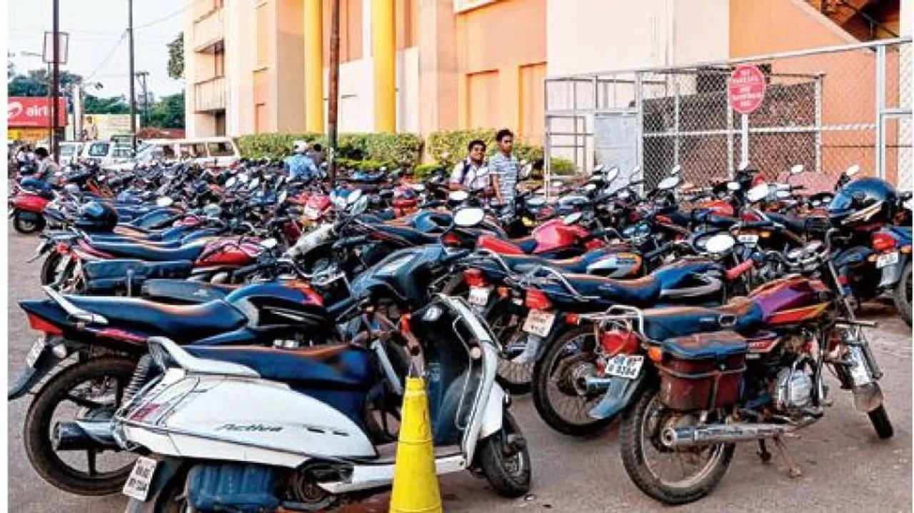 ଏକ ନମ୍ବର ମାର୍କେଟ ବାହାରେ ବାଇକ ପାର୍କିଂ ମନା
