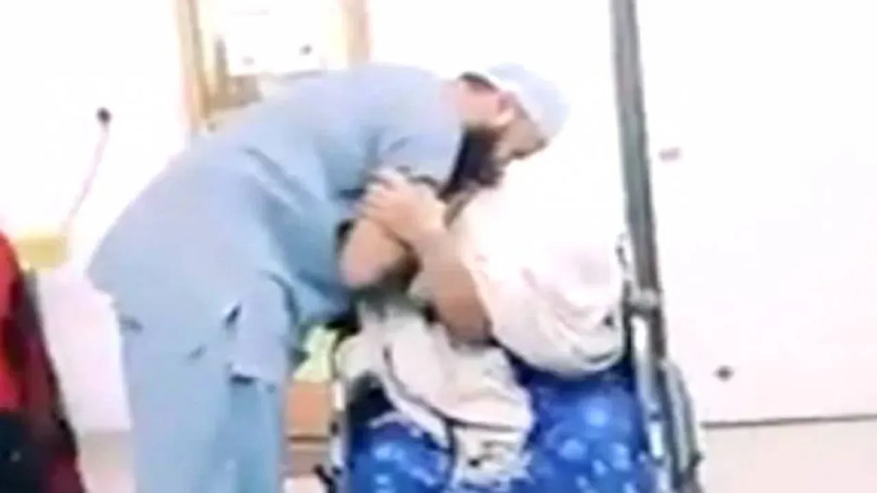 ଡାକ୍ତରଙ୍କୁ ଧରି ଖୁସିରେ କାନ୍ଦିଲେ ସହିଦ୍‌‌ଙ୍କ ମାଆ