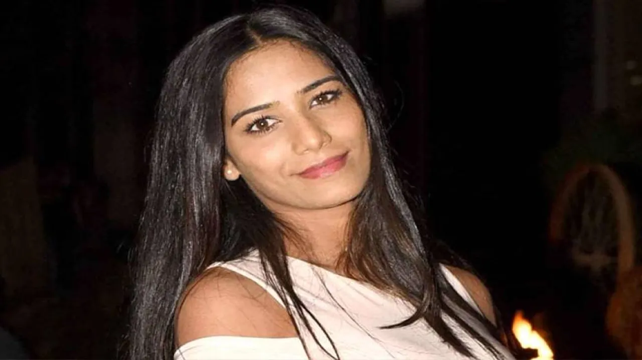 ପୁନମ୍‌ଙ୍କ ଅଶ୍ଲୀଳ ଭିଡିଓ ଶୁଟ୍‌ କରୁଥିଲେ ବ୍ୟକ୍ତି, ଥାନାରେ ପହଞ୍ଚିଲେ ଅଭିନେତ୍ରୀ