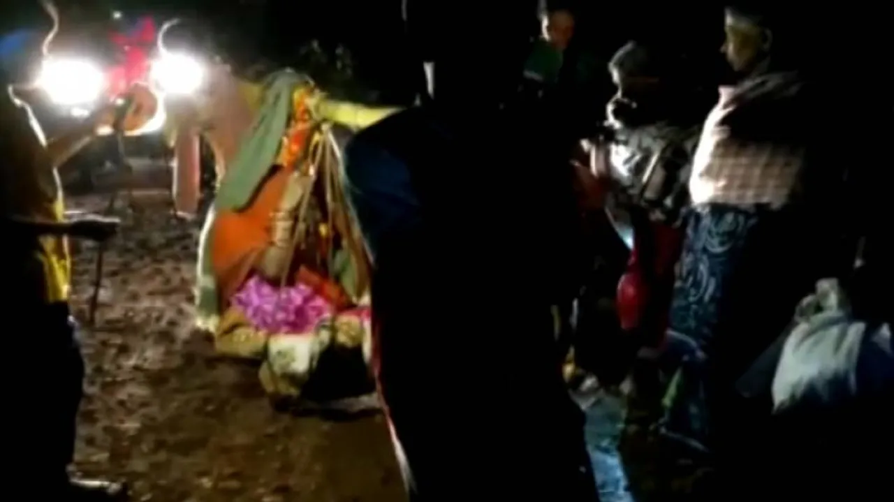 ଆସିପାରିଲାନି ଆମ୍ବୁଲାନ୍ସ, ଅଧା ବାଟରେ ପ୍ରସବ କଲେ ମହିଳା