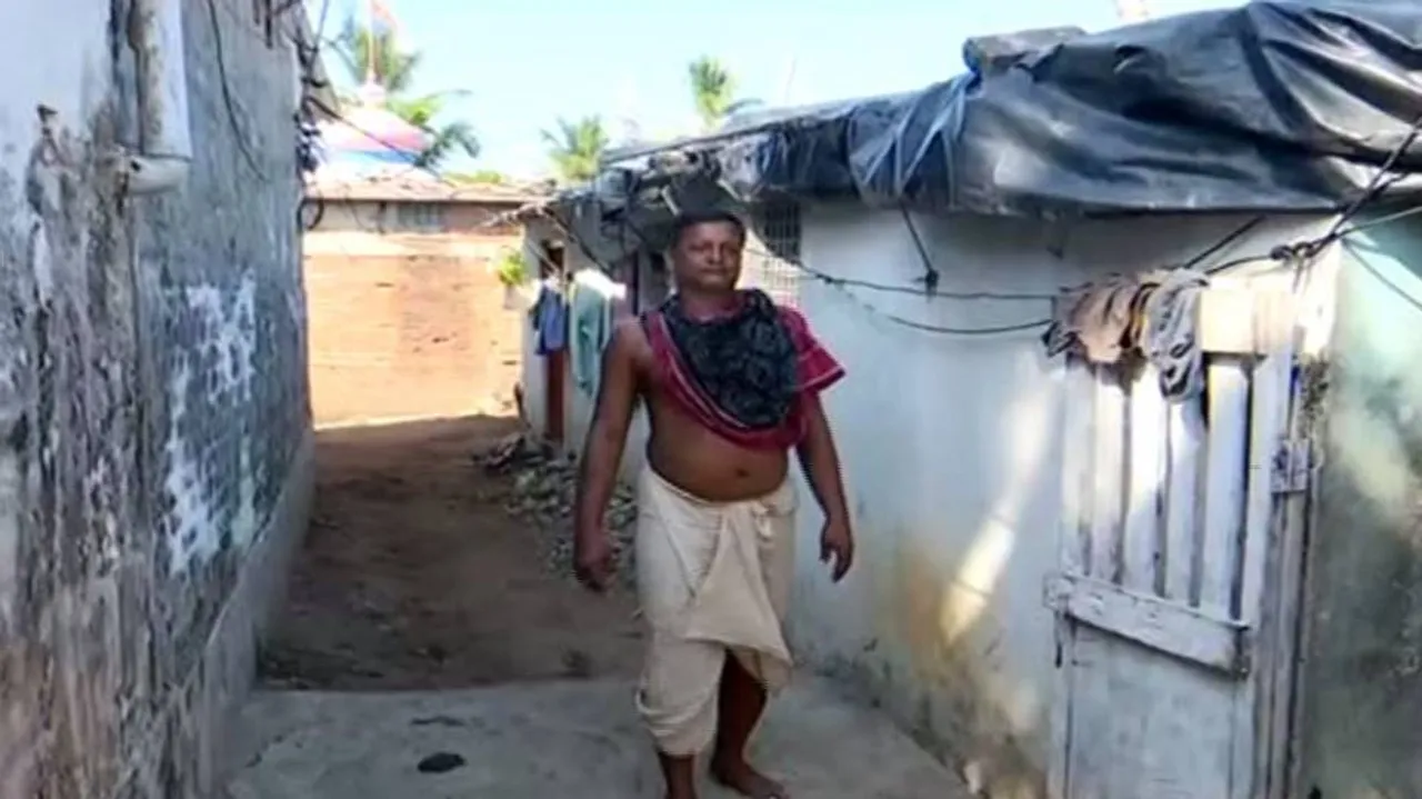 ଜଗାର ରଥ ନିର୍ମାଣ କରୁଥିବା ସେବାୟତ ରହୁଛନ୍ତି ପଲିଥିନି କୁଡ଼ିଆରେ