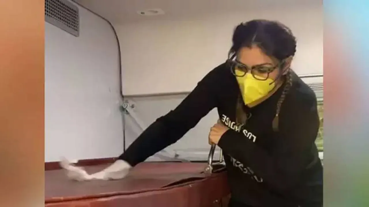 କରୋନା ପାଇଁ ଟ୍ରେନ୍‌ ସିଟ୍‌ ସଫା କଲେ ବଲିଉଡ୍‌ ଅଭିନେତ୍ରୀ ରବିନା ଟଣ୍ଡନ୍