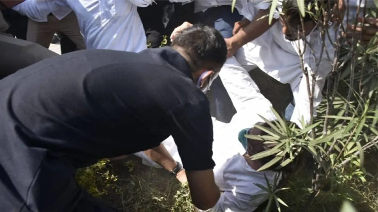 ପୋଲିସ କର୍ମୀ ଅଟକାଉଥିବା ବେଳେ ଠେଲାପେଲାରେ ତଳେ ପଡ଼ିଗଲେ ରାହୁଲ ଗାନ୍ଧି