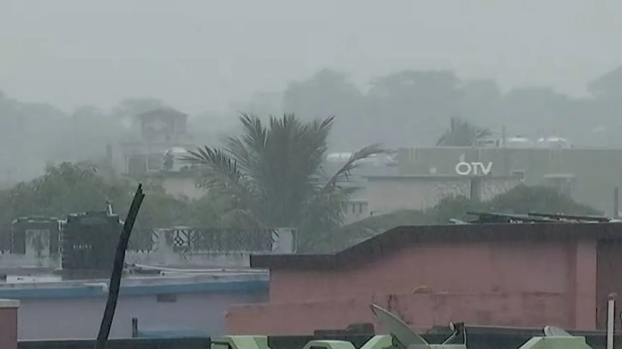 ମଧ୍ୟରାତ୍ରୀରୁ ଆଭ୍ୟନ୍ତରୀଣ ଓଡ଼ିଶାରେ ଅଧିକ ବର୍ଷା; ସଜାଗ ରହିବାକୁ ନିର୍ଦ୍ଦେଶ