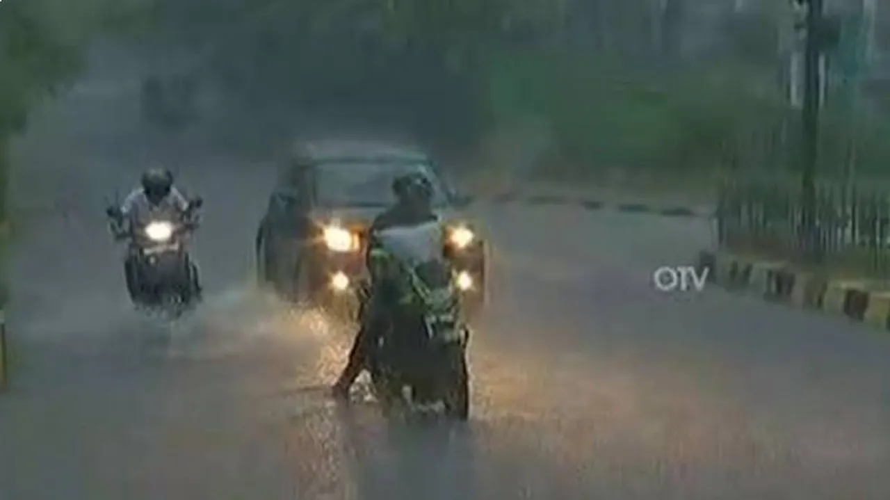 ଅସରାଏ ବର୍ଷାରେ ଉବୁଟୁବୁ ରାଜଧାନୀ : ଜାତୀୟ ରାଜପଥରେ ଆଣ୍ଠୁଏ ଉଚ୍ଚର ପାଣି