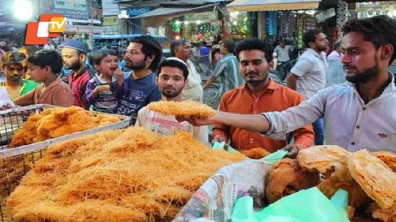 ରମ୍‌ଜାନ୍‌ ବଜାରରେ ହଲିମ୍‌ ଆଉ ଫେନି ପାଇଁ ଲାଗୁଛି ଭିଡ଼