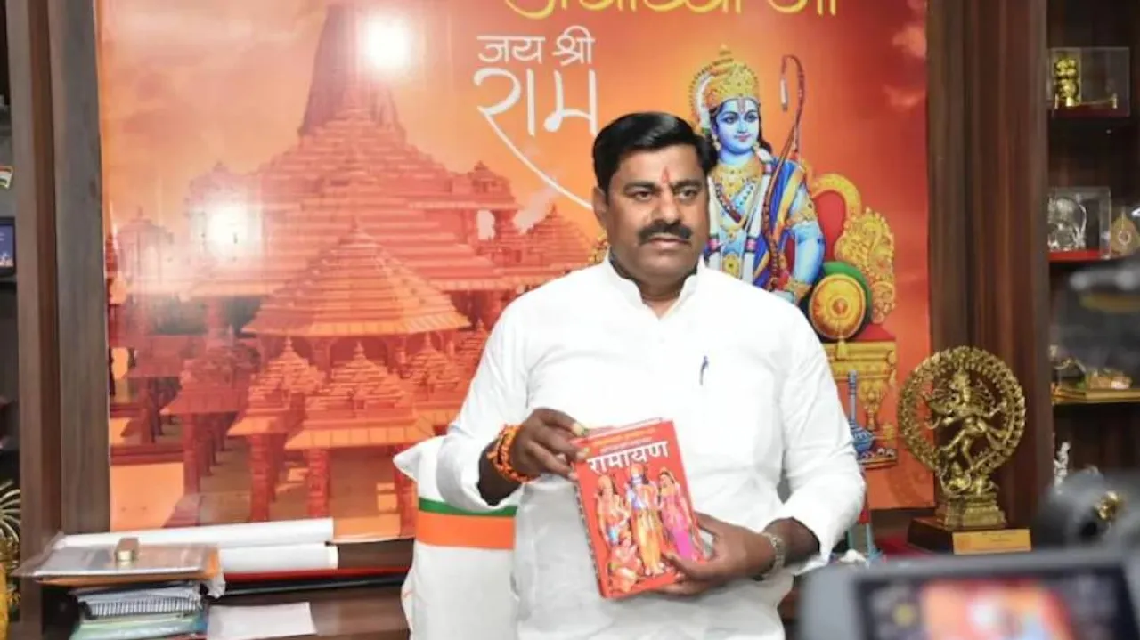 ମମତା ବାନାର୍ଜୀଙ୍କୁ ରାମାୟଣ ଉପହାର ଦେଲେ ବିଜେପି ନେତା