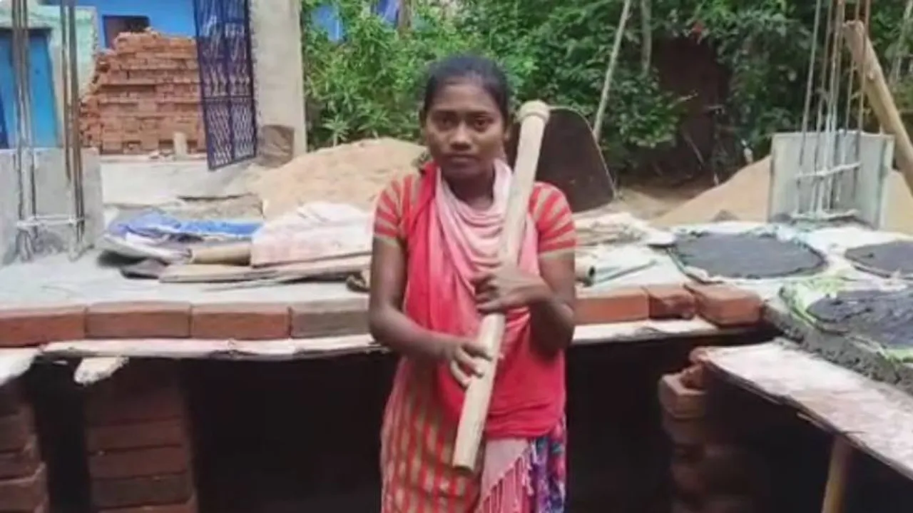 ସ୍ୱପ୍ନ ଆଗରେ ବାଧକ ସାଜୁଛି ଅର୍ଥ : ପାଠ ପଢ଼ିବା ପାଇଁ ପର ଘରେ ମୂଲ ଲାଗୁଛି ମେଧାବୀ ଝିଅ ରାଣୀ