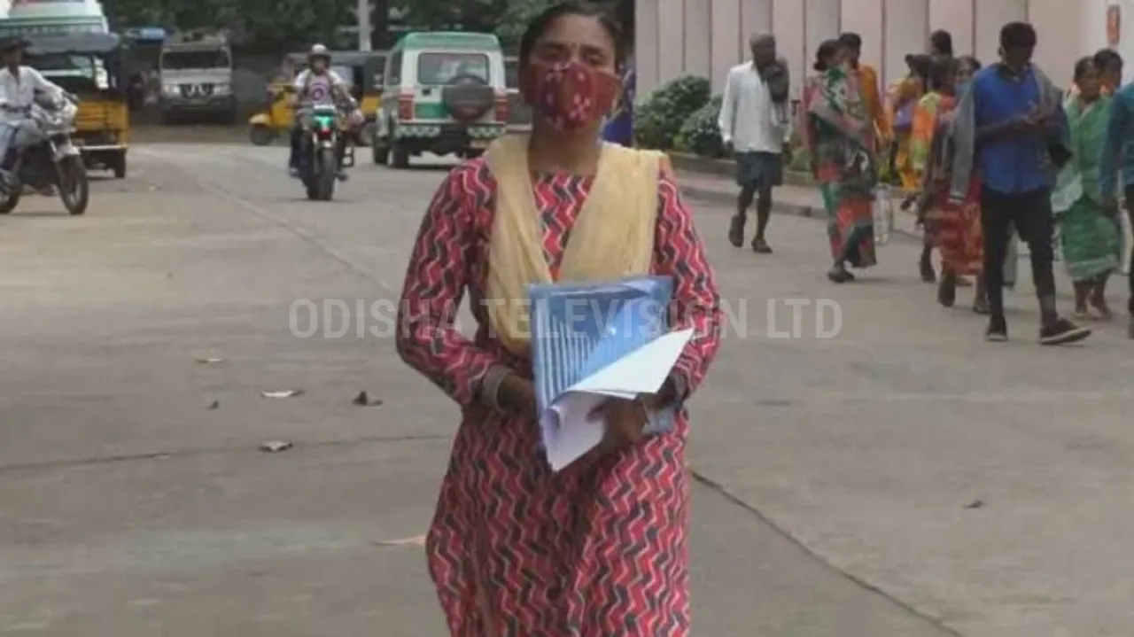 କରୋନାରେ ଚାଲିଗଲେ ସ୍ୱାମୀ, ମୃତ୍ୟୁ ପ୍ରମାଣପତ୍ର ପାଇଁ ଏ ଅଫିସରୁ ସେ ଅଫିସକୁ ଦୌଡ଼ି ଦୌଡ଼ି ସ୍ତ୍ରୀ ନିରାଶ