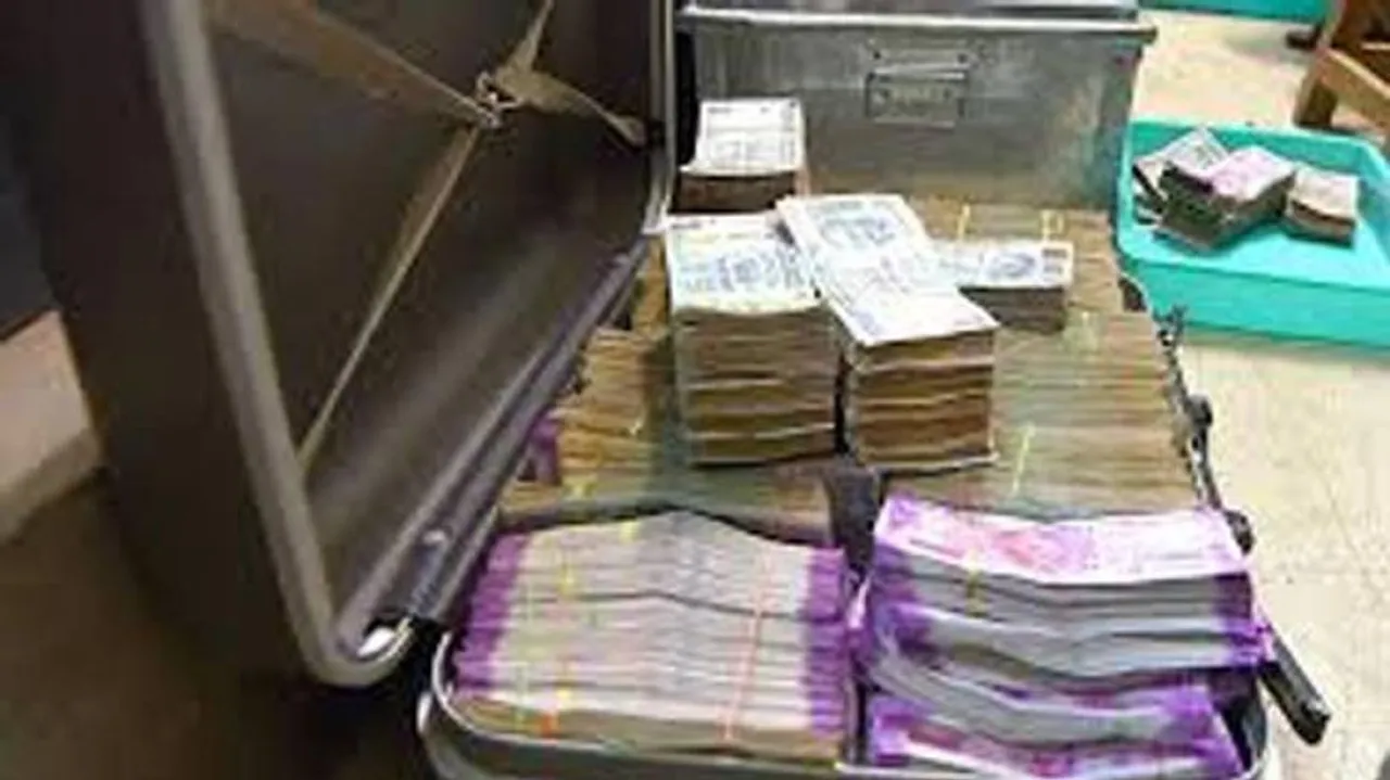 ସକାଳେ ଘର ଛାତକୁ ଗଲା ବେଳକୁ ପଡ଼ିଛି ଟଙ୍କା ଭର୍ତ୍ତି ଦୁଇଟି ବ୍ୟାଗ୍‌