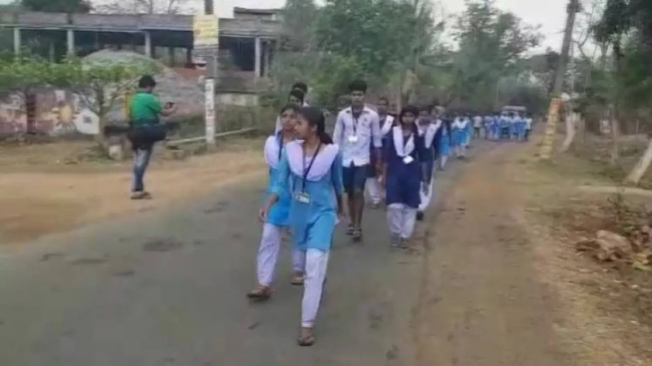 ପୁଣି ବାରିପଦାରେ ଜିଲ୍ଲାପାଳଙ୍କୁ ଭେଟିବାକୁ ସ୍କୁଲ ପାଚେରୀ ଡେଇଁଲେ ଶତାଧିକ ଛାତ୍ରଛାତ୍ରୀ : ସ୍କୁଲ ସମସ୍ୟା ଜଣାଇବାକୁ ଚାଲିଲେ ମାଇଲ ମାଇଲ ବାଟ