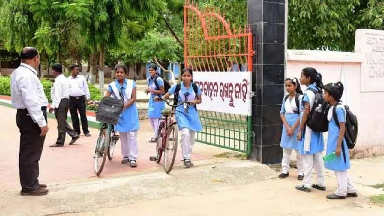 ଖୋଲିପାରେ ପ୍ରଥମରୁ ଅଷ୍ଟମ ଶ୍ରେଣୀ ପର୍ଯ୍ୟନ୍ତ ସ୍କୁଲ୍