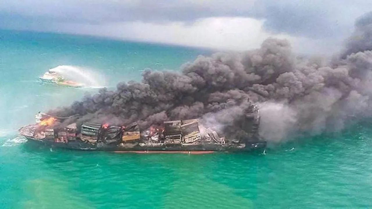 ନିଆଁ ଲାଗିବା ପରେ ସମୁଦ୍ରରେ ବୁଡ଼ିଗଲା ଜାହାଜ, ବିପଦ ଆଶଙ୍କା