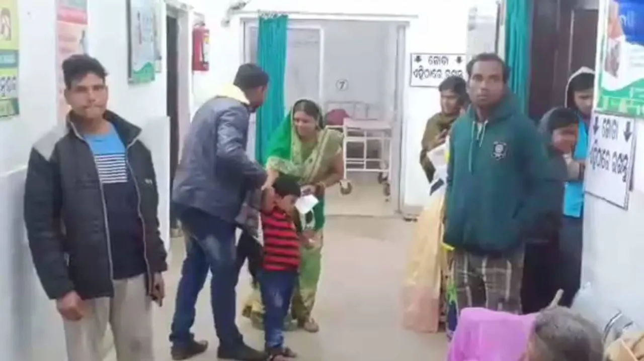 ଖାଦ୍ୟରୁ ବାହାରିଲା ମଲା ବିଷଧର ସାପ , ଚିକିତ୍ସା ପାଇଁ ଲୋକେ ଡାକ୍ତରଖାନାରେ ଭର୍ତ୍ତି