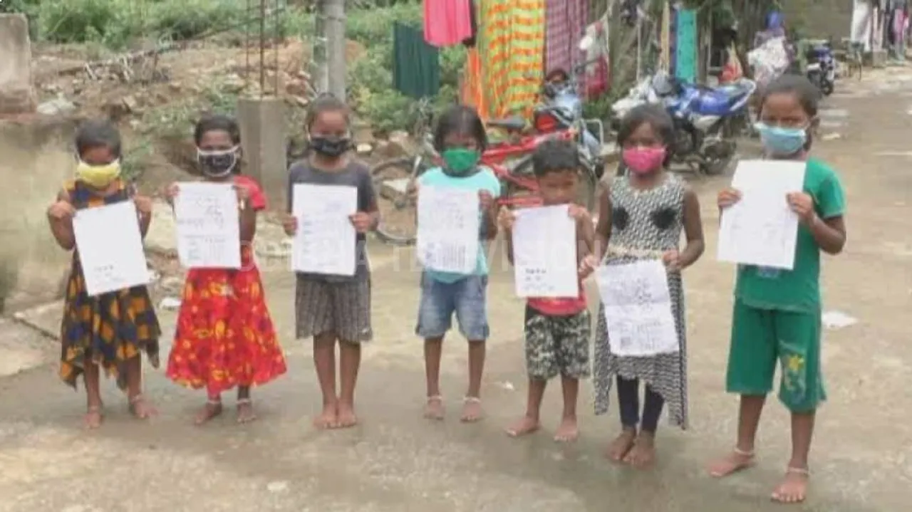 ପିଲାଙ୍କ ପାଇଁ ଶିକ୍ଷାସେତୁ ବ୍ୟବସ୍ଥା : ମହାମାରୀ ଭୟ ଭିତରେ ଘରକୁ ଘର ଯାଇଁ ଡାଉଟ୍ କ୍ଲିୟର କରୁଛନ୍ତି ଶିକ୍ଷକ