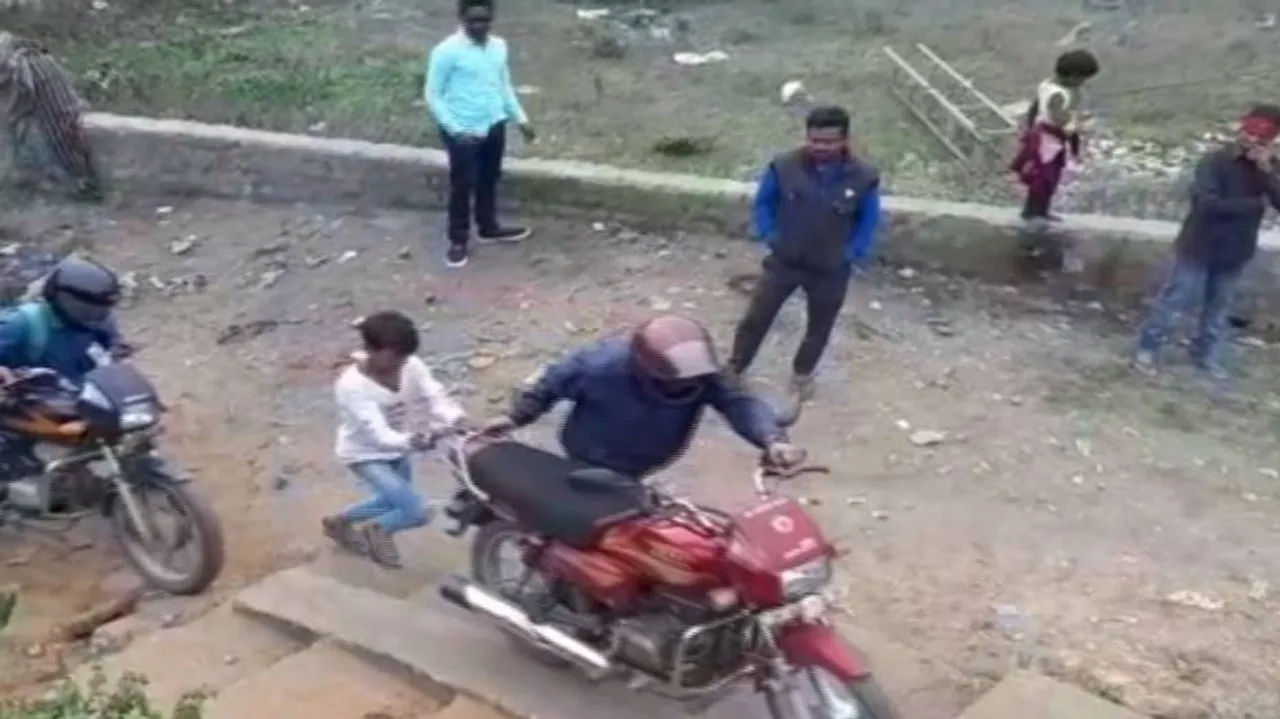 ଗୋଟିଏ ବାଇକ୍‌କୁ ଠେଲିଲେ ୧୦ ଟଙ୍କା