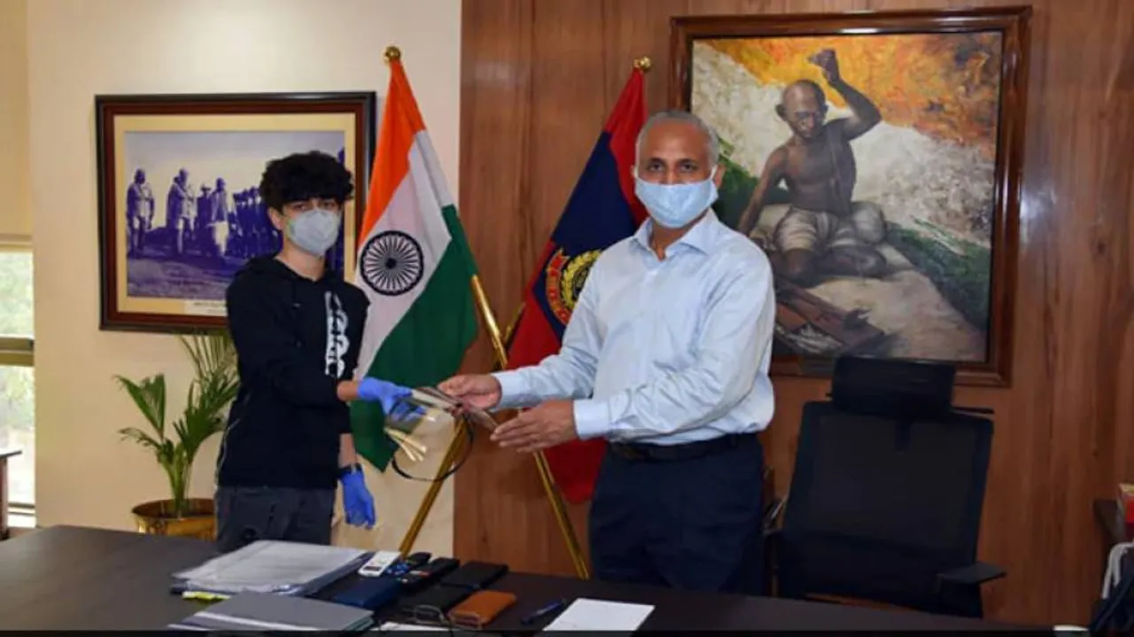 ପକେଟ ମନିରୁ ଫେସ୍‌ ସିଲ୍ଡସ୍ ମାସ୍କ ତିଆରି କଲେ ଦଶମ ଶ୍ରେଣୀର ଛାତ୍ର