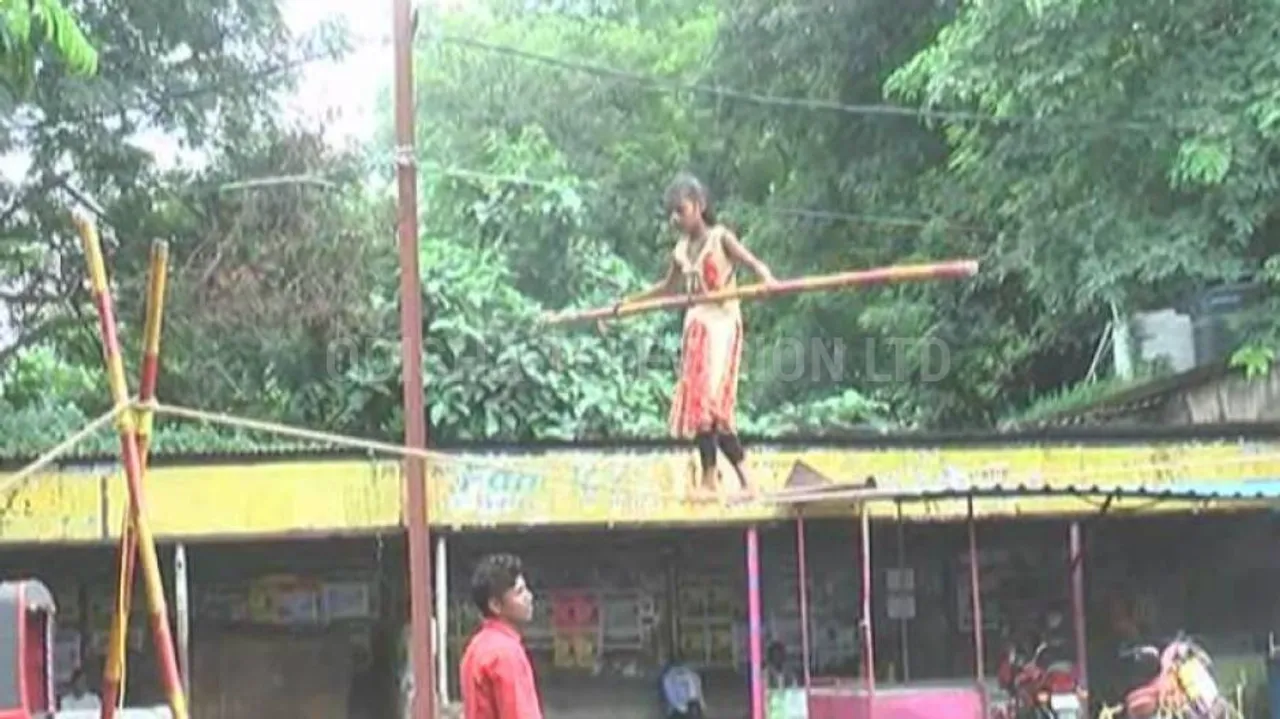 ପେଟର ଭୋକ ଆଗରେ ହାର ମାନିଛି ବୟସ : ଛତିଶଗଡରୁ ଆସି ଓଡିଶାରେ ବାଉଁଶରାଣୀ ଖେଳ ଦେଖାଉଛି କୁନି ଝିଅ