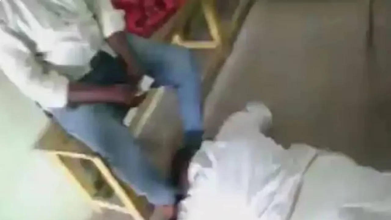 ଉଚ୍ଚ ଜାତିର ବ୍ୟକ୍ତିଙ୍କ ଗୋଡ଼ ତଳେ ପଡ଼ି କ୍ଷମା ମାଗିଲେ ସରକାରୀ କର୍ମଚାରୀ : ଭିଡିଓ ଭାଇରାଲ୍ ପରେ ତଦନ୍ତ ନିର୍ଦ୍ଦେଶ