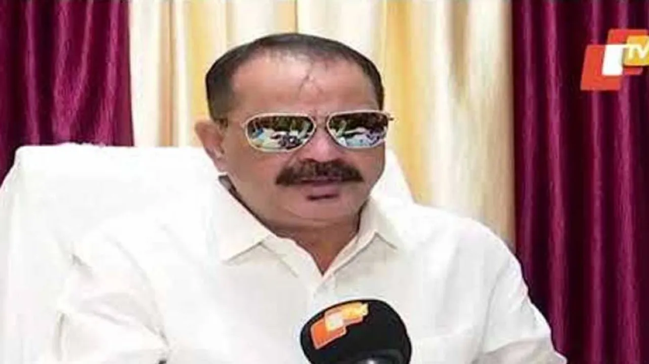 ବିଶ୍ୱବିଦ୍ୟାଳୟ ସଂଶୋଧନ ବିଲ୍‌ର କପିକୁ ଚିରି ଦେଲେ ତାରା