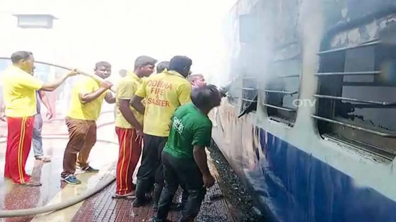 ତପସ୍ୱିନୀ ଏକ୍ସପ୍ରେସ୍‌ରେ ନିଆଁ