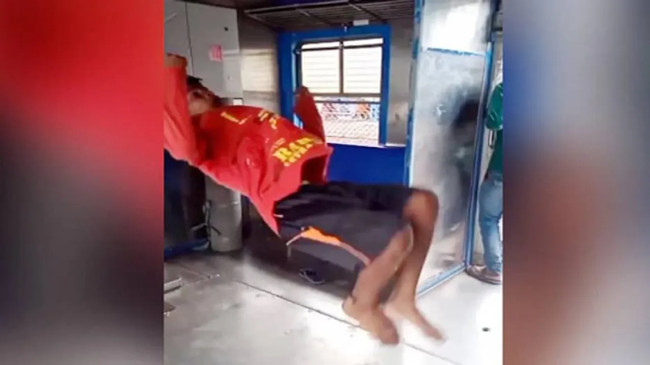 ଚଳନ୍ତା ଟ୍ରେନ୍‌ରେ ପିଲା ଜଣଙ୍କ କଲେ ଚମତ୍କାର ସ୍ଟଣ୍ଟ