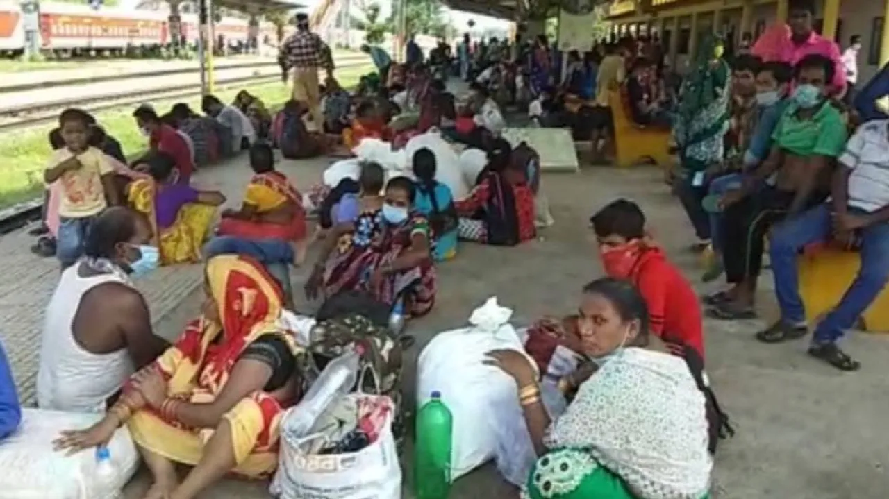 ଚେନ୍‌ ଟାଣି ଟ୍ରେନ୍‌ରୁ ଓହ୍ଲାଇ ପଡ଼ିଲେ ୪୦୦ରୁ ଅଧିକ ଶ୍ରମିକ