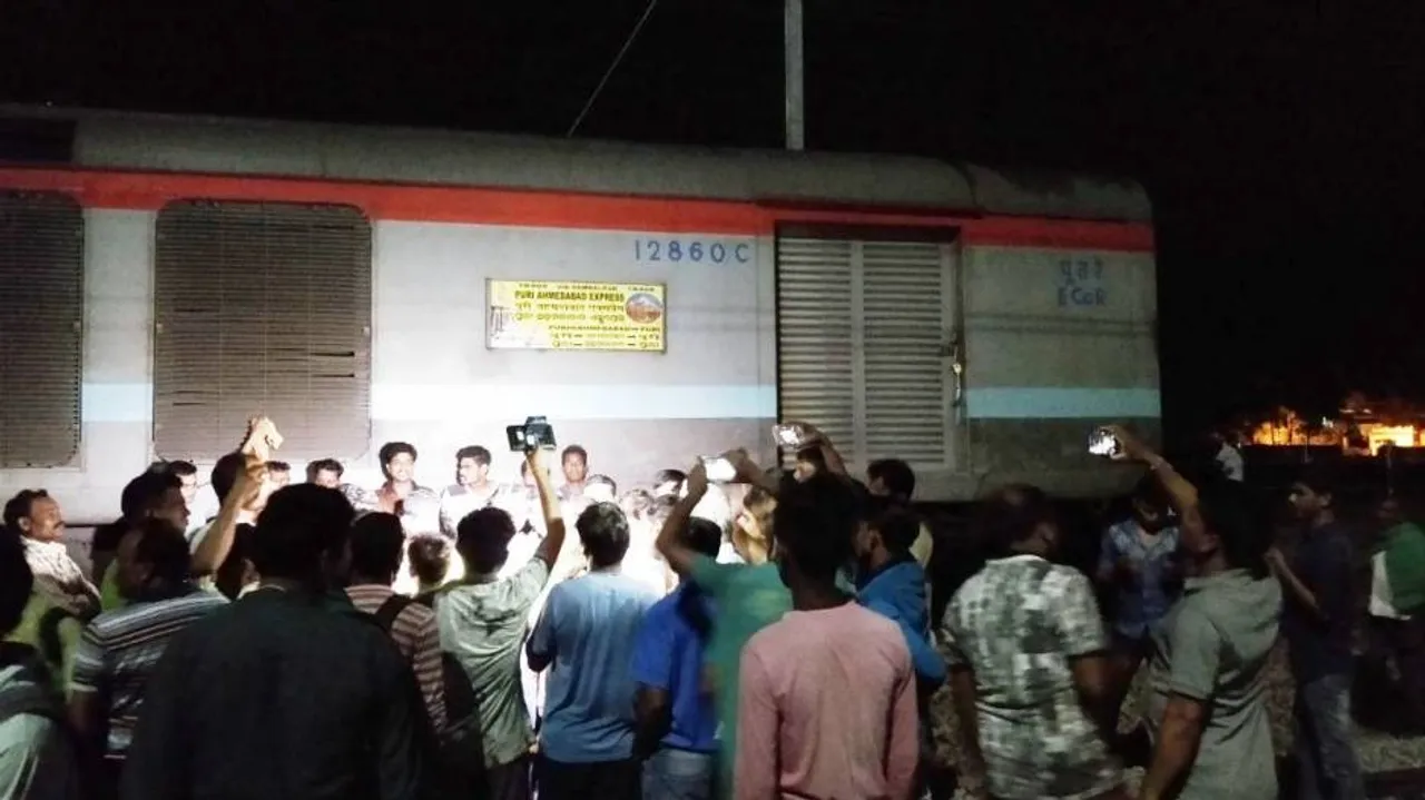 ବର୍ତ୍ତିଗଲେ ଶହ ଶହ ଯାତ୍ରୀ