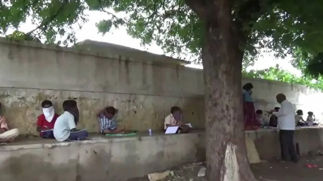 ମହାମାରୀକୁ ନାହିଁ ଭୟ, ପିଲାଙ୍କ ଭବିଷ୍ୟତକୁ ଆଗ ଦେଖିଲେ ପ୍ରଧାନଶିକ୍ଷକ