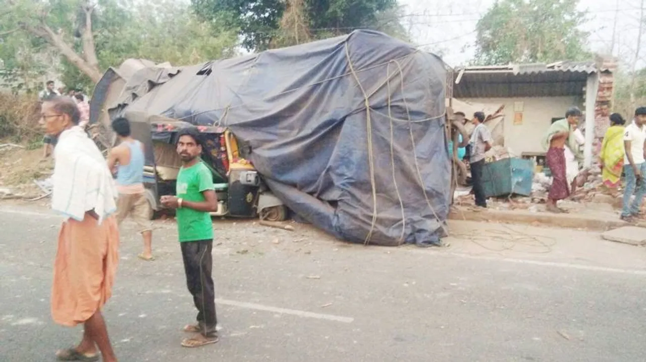 ଦୋକାନ ଉପରେ ମାଡ଼ିଗଲା ଟ୍ରକ୍‌