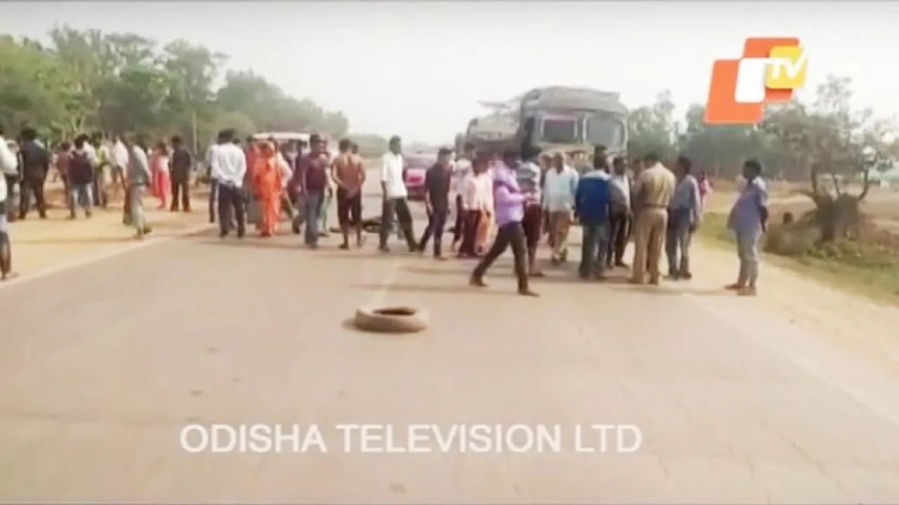 ୨ ଛାତ୍ରୀଙ୍କ ଉପରେ ମାଡ଼ିଗଲା ଟ୍ରକ