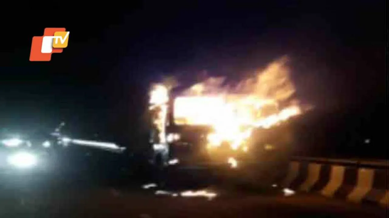 ପୋଲ ଉପରେ ଜଳିଗଲା ମିନି ଟ୍ରକ