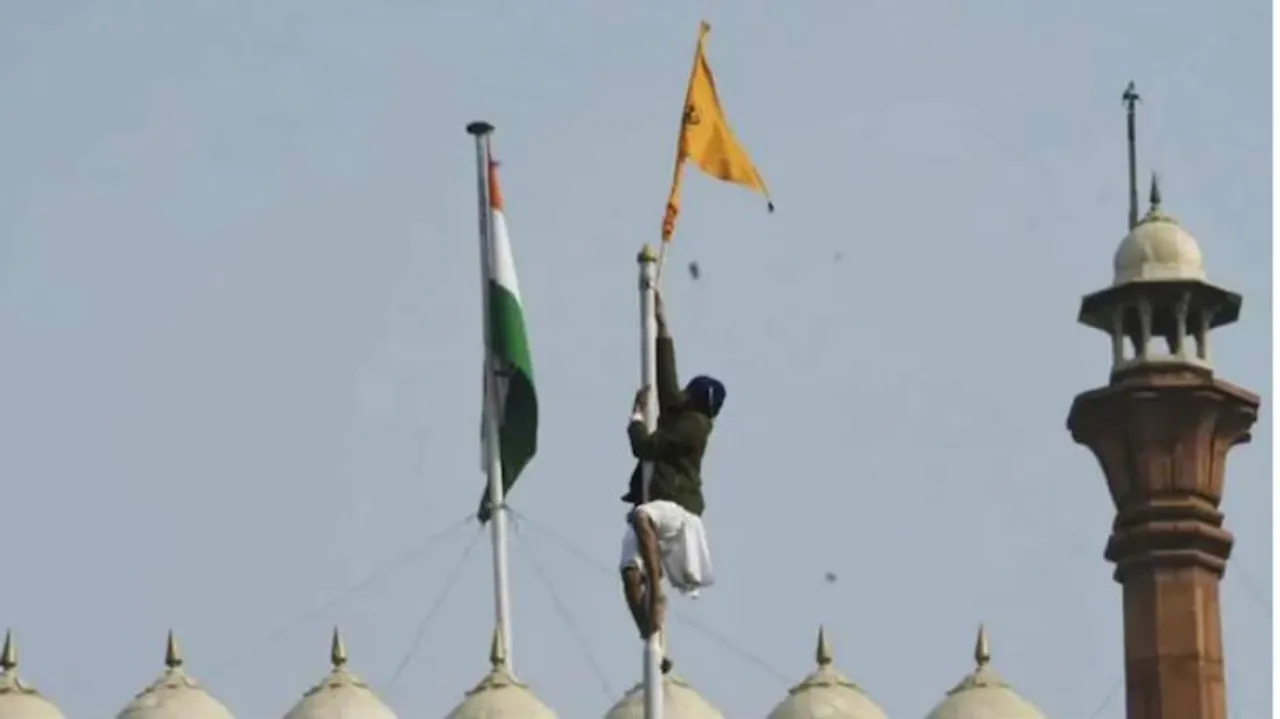 ଲାଲ୍‌କିଲ୍ଲାରେ ନିସାନ ସାହିବ ଉଡ଼ାଇଥିବା ଯୁବକ ଚିହ୍ନଟ, ଗାଁ ଛାଡ଼ି ପଳାଇଲେ ପରିବାର ଲୋକେ