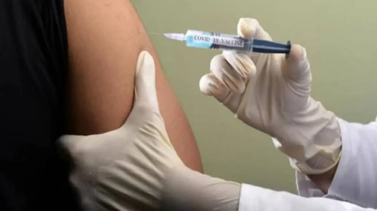 ସିରିଞ୍ଜରେ ନଥିଲା କରୋନା ଭ୍ୟାକ୍ସିନ୍ : ଯୁବକଙ୍କୁ ଖାଲି ଛୁଂଚି ଫୋଡ଼ିଦେଲେ ସ୍ୱାସ୍ଥ୍ୟକର୍ମୀ
