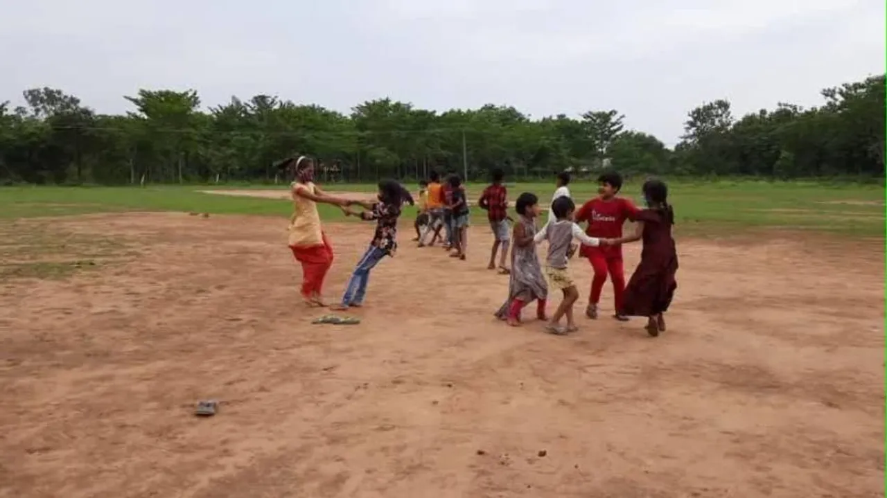 ସ୍କୁଲ ଖୋଲ, ଆମେ ଗଧ ହେଲୁଣି