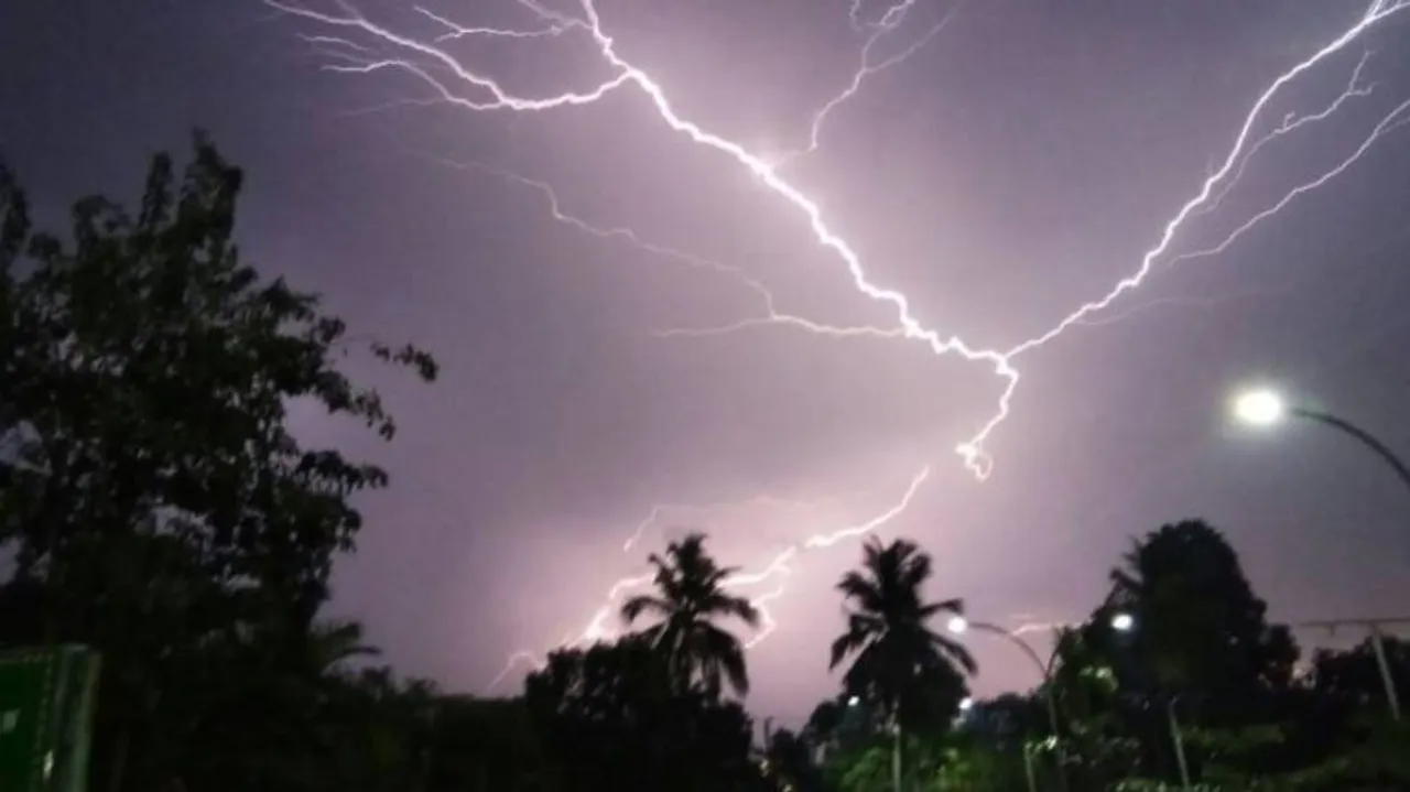 ସତର୍କ ରୁହ ୧୭ ଜିଲ୍ଲା: ବର୍ଷା ସହ ବଜ୍ରପାତ ନେଇ ୟେଲୋ ୱାର୍ଣ୍ଣିଂ ଜାରି କଲା ପାଣିପାଗ