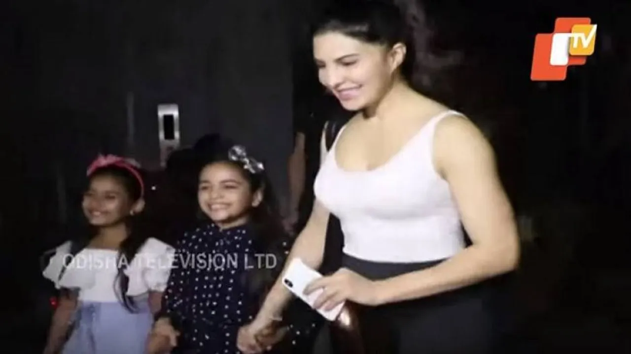 ଷ୍ଟୁଡିଓରୁ ଫେରିଲା ବେଳେ ଦେଖା ହେଲେ ଜ୍ୟାକ୍‌ଲିନ୍‌