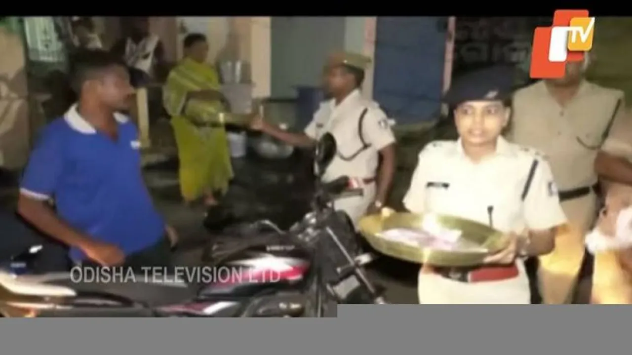 ବାତ୍ୟା କ୍ଷତିଗ୍ରସ୍ତଙ୍କ ପାଇଁ ଥାଳ ଧରିଲା ପୁଲିସ୍‌